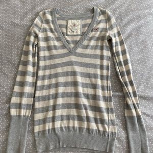 Hollister V-Neck light sweater, gray & white stripes, size L